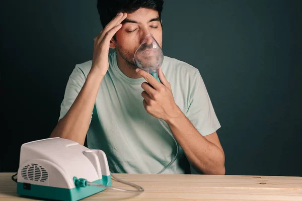 Retrato del hombre que usa inhalador / nebulizador doméstico con síntomas de sinusitis — Foto de Stock