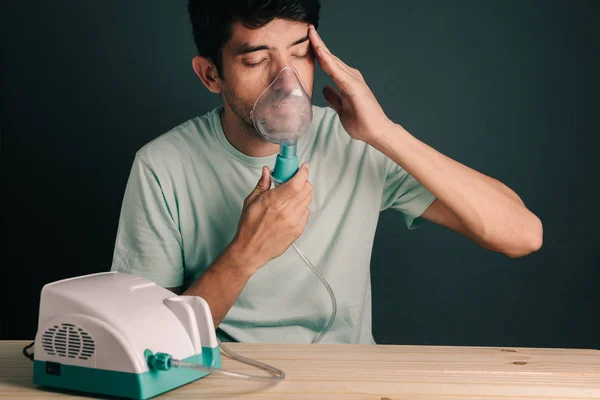 Portret van man met behulp van binnenlandse inhalator / vernevelaar met symptomen van sinusitis — Stockfoto