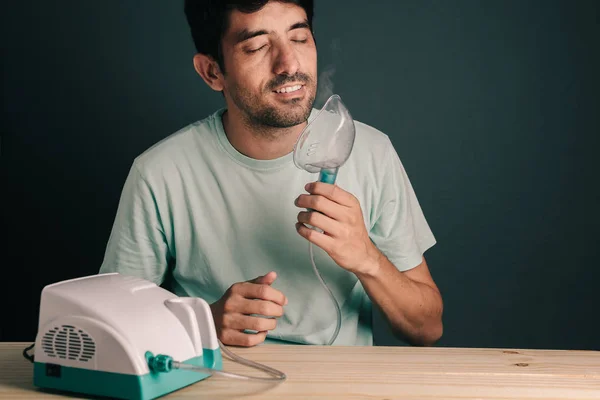 Retrato del hombre respirando aliviado después de usar inhalador / nebulizador — Foto de Stock