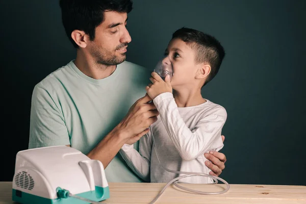 Retrato de padre e hijo usando inhalador / nebulizador doméstico — Foto de Stock