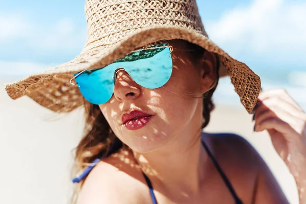 Ritratto ravvicinato di donna sulla spiaggia con cappello e occhiali da sole — Foto Stock