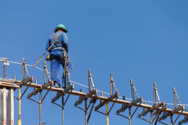 İnşaat işçisi şantiye üstünde tepe-in güneşli bir günde