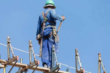 İnşaat işçisi şantiye üstünde tepe-in güneşli bir günde