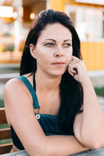 Young woman in outdoor restaurant waiting her meal — Stock Photo, Image