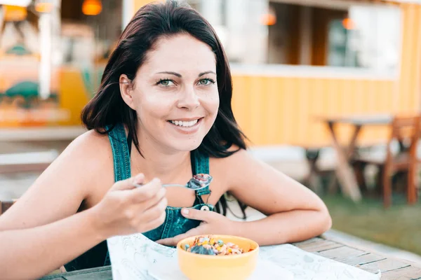 Mujer brasileña en restaurante al aire libre disfrutando de su acai —  Fotos de Stock