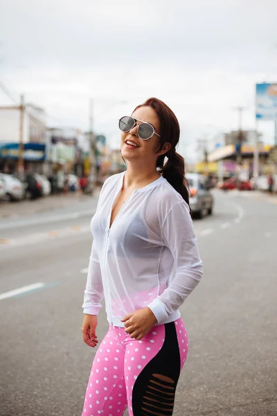 Retrato de estilo de vida al aire libre de mujer joven y elegante, caminando en th — Foto de Stock