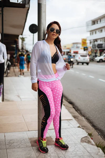 Estilo de vida ao ar livre retrato de jovem mulher elegante, andando sobre th — Fotografia de Stock