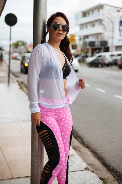 Outdoor lifestyle portret van stijlvolle jongedame, lopen op th — Stockfoto