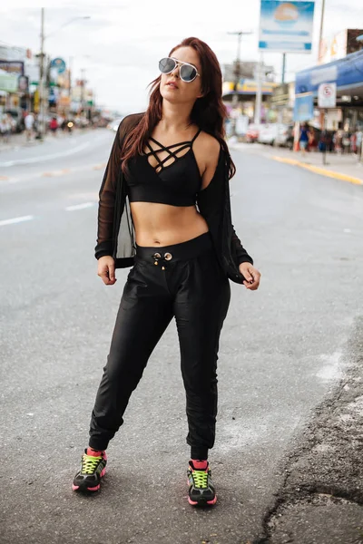 Retrato de estilo de vida al aire libre de mujer joven y elegante, caminando en th — Foto de Stock