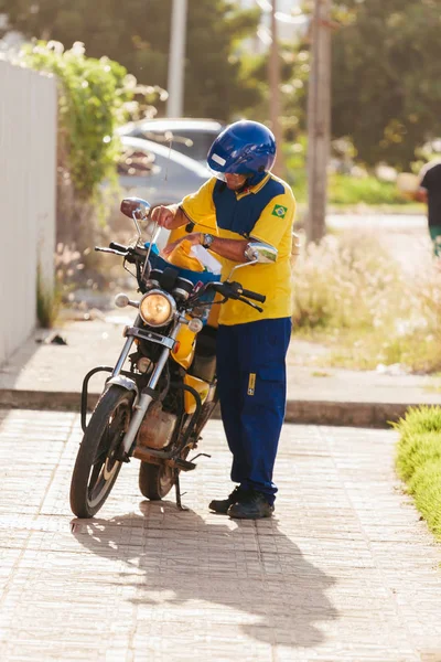 Cabedelo, Paraíba, Brasil - 17 de maio de 2017 - Carteiro da Empresa Brasileira de Correios e Telegrafos, também conhecido como Correios, entregando correspondência em motocicleta — Fotografia de Stock