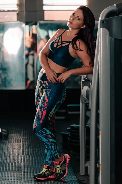 Portret van een jonge vrouw in gym kleren poseren — Stockfoto