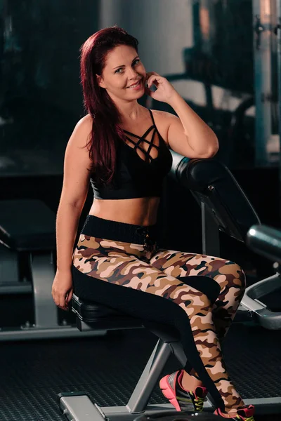 Retrato de jovem mulher em roupas de ginástica posando — Fotografia de Stock