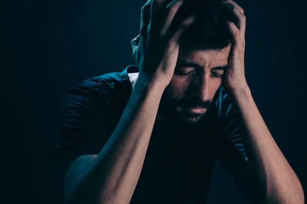 暗い部屋で悲しい男のクローズ アップ。うつ病や不安障害の概念 — ストック写真