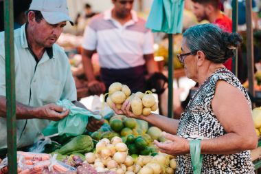 Picui, Brezilya yerel çiftçi pazarda alışveriş Paraiba, Brezilya - 3 Haziran 2017 - yaşlı kadın