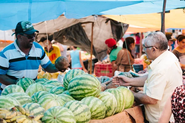 Picui, Paraíba, Brasil - 3 de junho de 2017 - Homem faz compras no mercado local de Fazendeiros no Brasil — Fotografia de Stock