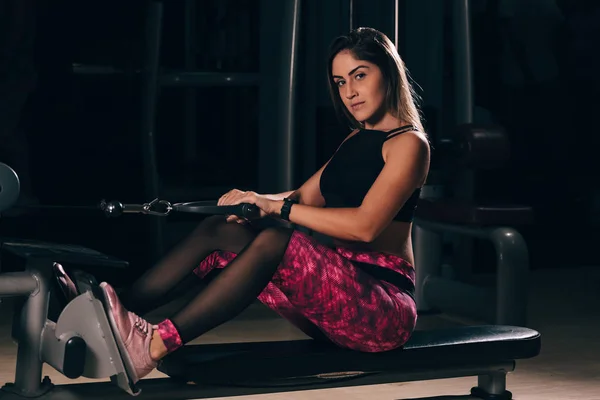 Junge Fitness-Frau trainiert im Fitnessstudio — Stockfoto