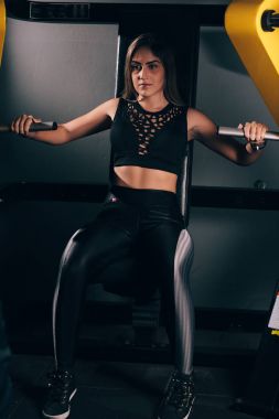 Spor salonunda egzersiz genç fitness kadın