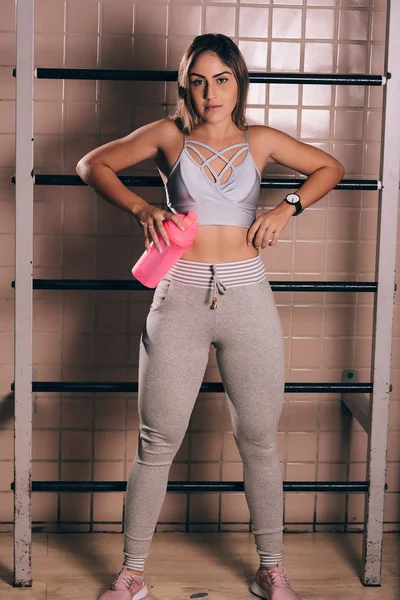 Fiatal fitness nő gyakorlása, a tornaterem — Stock Fotó