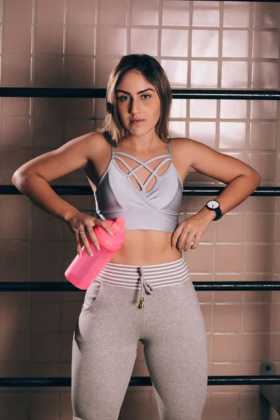 Jovem mulher fitness se exercitando no ginásio — Fotografia de Stock