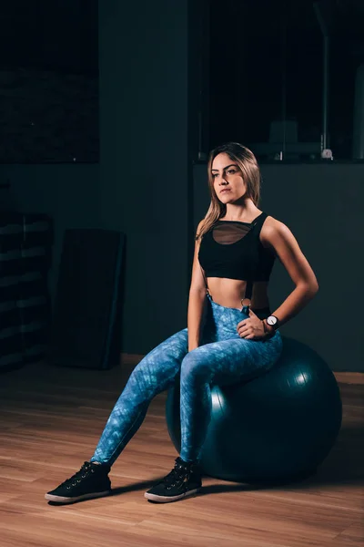 Joven mujer de fitness haciendo ejercicio en el gimnasio —  Fotos de Stock