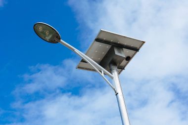 Güneş Enerji ile çalışan genel aydınlatma direği