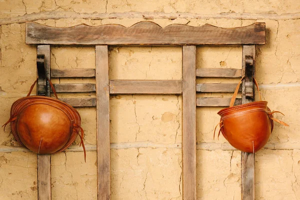 Traditional leather hats from northeastern Brazil hanging in hat rack — Stock Photo, Image