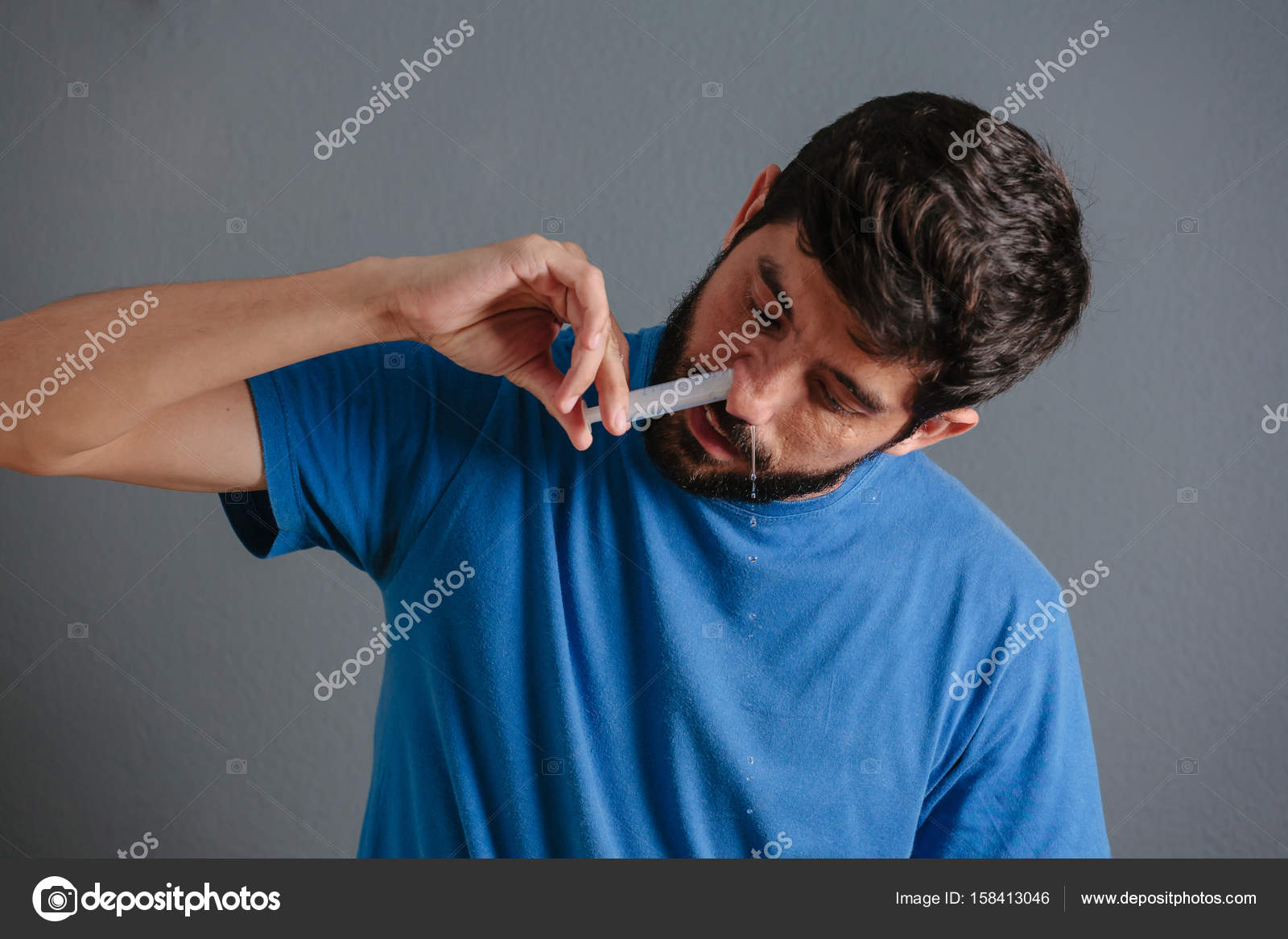 Lavado nasal. El hombre se lava la nariz con jeringa y aislado