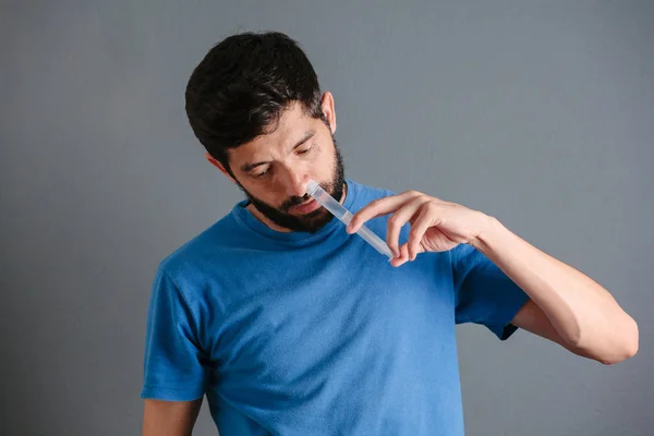 Nasal tvätta. Man flushng hans näsa med spruta och saltlösning isolera — Stockfoto