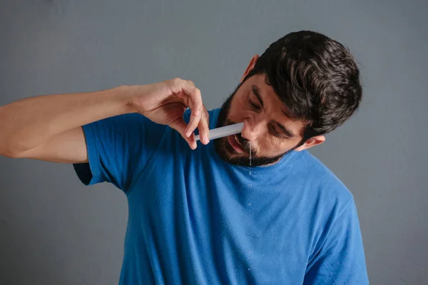 Nasal tvätta. Man flushng hans näsa med spruta och saltlösning isolera — Stockfoto