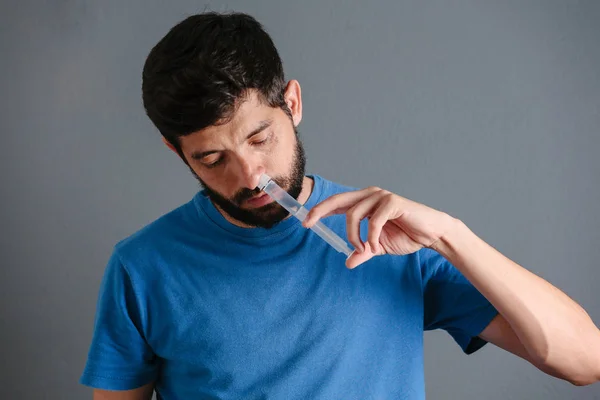 Nasale wassen. Man flushng zijn neus met spuit en saline isoleren — Stockfoto