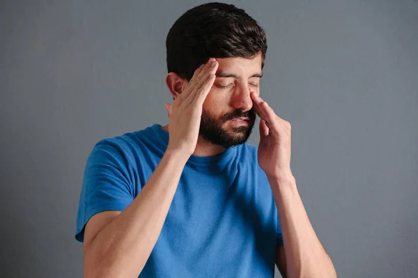 Sinus nyomás, orrmelléküreg-gyulladás, sinus pain. Szomorú ember, aki az orrát — Stock Fotó