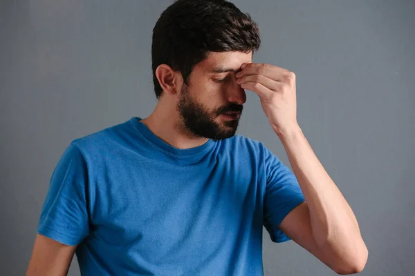 Sinus smärta, sinus tryck, bihåleinflammation. Sad man hålla näsan — Stockfoto