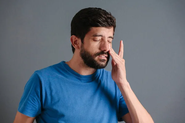 Sinus nyomás, orrmelléküreg-gyulladás, sinus pain. Szomorú ember, aki az orrát — Stock Fotó
