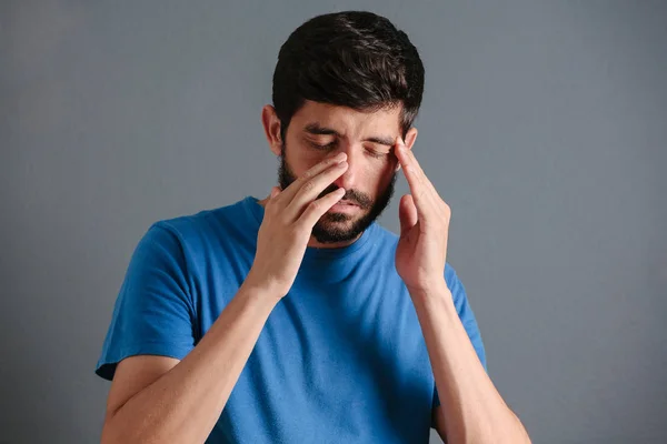 Sinus smärta, sinus tryck, bihåleinflammation. Sad man hålla näsan — Stockfoto