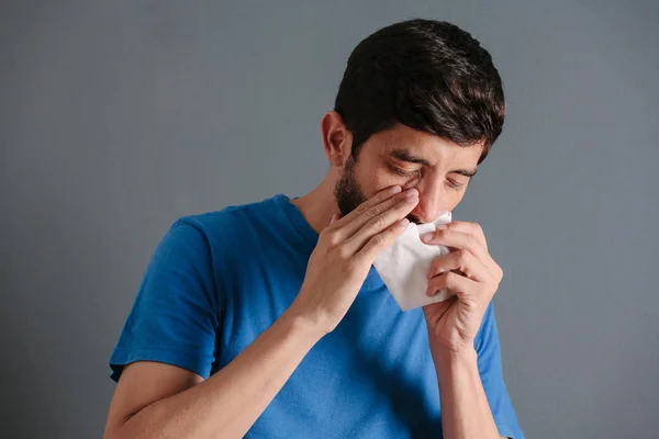 Dolor sinusal, presión sinusal, sinusitis. Triste hombre sosteniendo su nariz — Foto de Stock