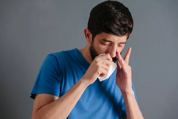 Sinus pijn, sinus druk, sinusitis. Verdrietig man met zijn neus — Stockfoto