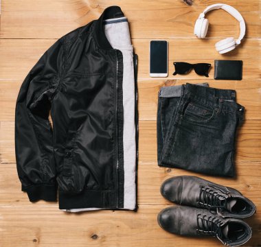 Düz erkek giysi ve aksesuarlar ahşap backgrou set koymak