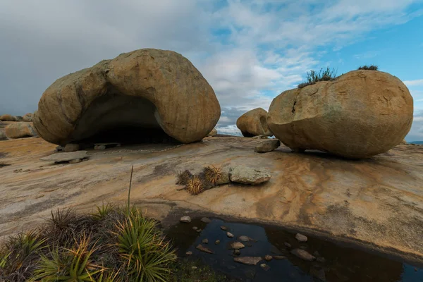 Lajedo de Pai Mateus caati içinde bir ünlü rock oluşumdur