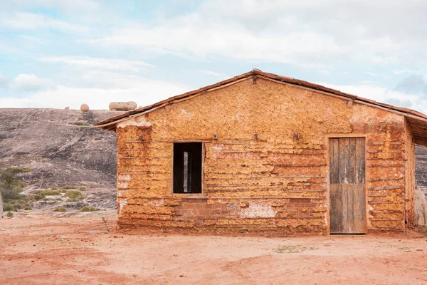 Typiska lera huset av de fattiga regionerna av landsbygden i Braz — Stockfoto