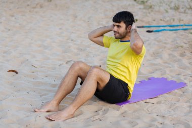 Spor ve sağlıklı yaşam tarzı. Okyanus plaj egzersizi yapan genç erkek