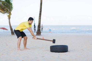 Brezilyalı adam sahilde dışarı fonksiyonel eğitim çalışma