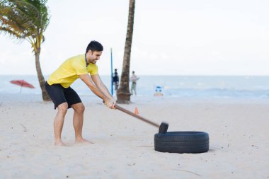 Brezilyalı adam sahilde dışarı fonksiyonel eğitim çalışma