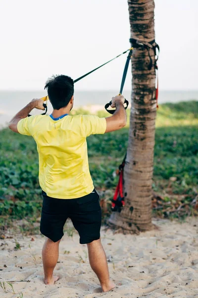 Brezilyalı adam sahilde dışarı fonksiyonel eğitim çalışma