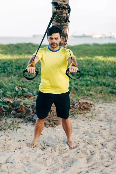 Brasilianer trainiert Functional Training am Strand — Stockfoto