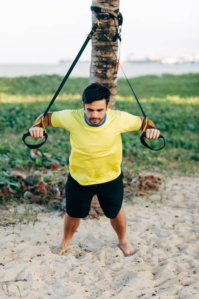 Hombre brasileño ejercitando entrenamiento funcional en la playa —  Fotos de Stock