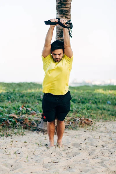 Brezilyalı adam sahilde dışarı fonksiyonel eğitim çalışma