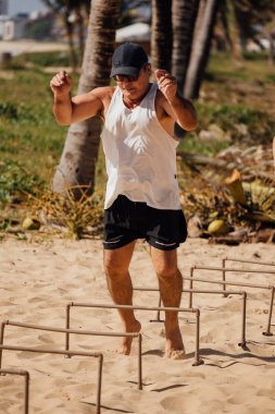 Cabedelo, Paraiba, Brezilya - 7 Ekim 2017 - adam sahilde işlevsel devre eğitim