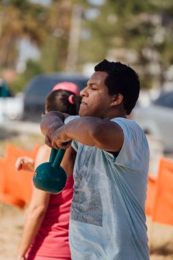 Cabedelo, Paraiba, Brezilya - 7 Ekim 2017 - adam sahilde işlevsel devre eğitim