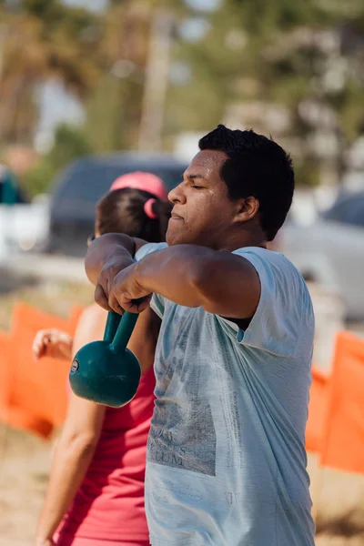 Cabedelo, Paraiba, Brezilya - 7 Ekim 2017 - adam sahilde işlevsel devre eğitim