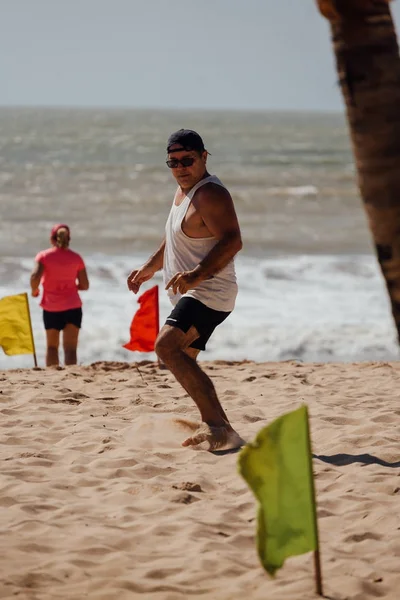 Cabedelo, Paraiba, Brazílie - 7. října 2017 - muž na pláži v funkční kruhový trénink — Stock fotografie